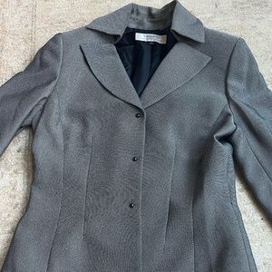 Tahari Size 6 Suit  Blazer and Pants Autumn winter